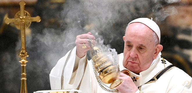 С учетом ограничений пандемии. Папа Франциск провел Рождественскую мессу: видео - Фото