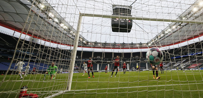 Невероятный гол в Бундеслиге – от удара пяткой мяч ушел в ворота между ног вратаря: видео - Фото