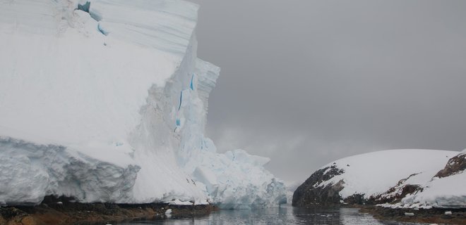 Антарктида. Рядом с украинской станцией откололся кусок ледника высотой с семиэтажку: фото - Фото