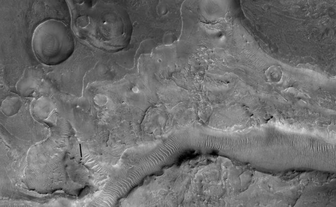 С орбиты Марса прислали порцию новых черно-белых фото поверхности другого мира