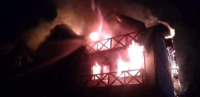 Новости западной Украины: в Буковеле сгорел отель, а Закарпатье затопило водой – видео - Фото