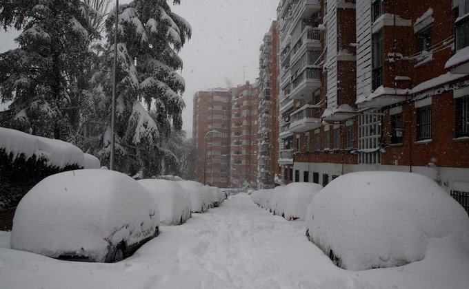 Закрыт аэропорт и коллапс на дорогах. Мадрид накрыл мощный снегопад – фото