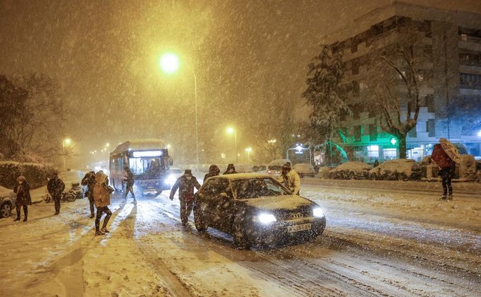 Закрыт аэропорт и коллапс на дорогах. Мадрид накрыл мощный снегопад – фото