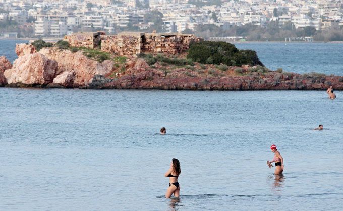 Аномальное тепло в Греции: локдаун с пляжем и купанием в море – видео и фото