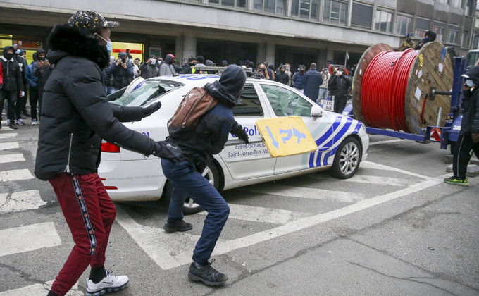 Протесты в Брюсселе из-за смерти мигранта: подожжен участок полиции – фото, видео