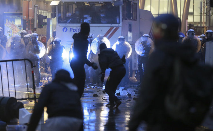 Протесты в Брюсселе из-за смерти мигранта: подожжен участок полиции – фото, видео