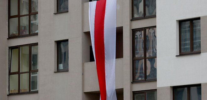 Беларусь. Лукашенко ввел штрафы за бело-красно-белые флаги на балконах - Фото