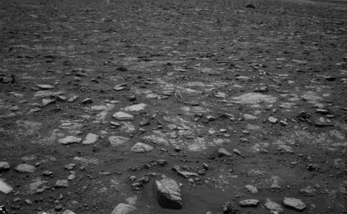 Марсианская пустыня. Что занесенный песком ровер Curiosity увидел за последние дни – фото