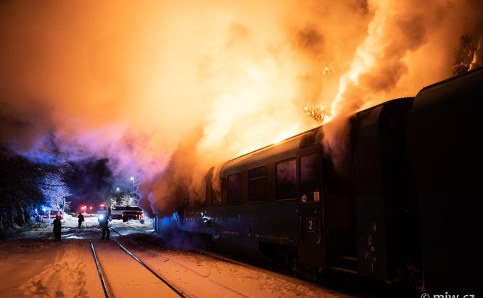 Выгорел почти весь состав. В Чехии загорелся пассажирский поезд – фоторепортаж