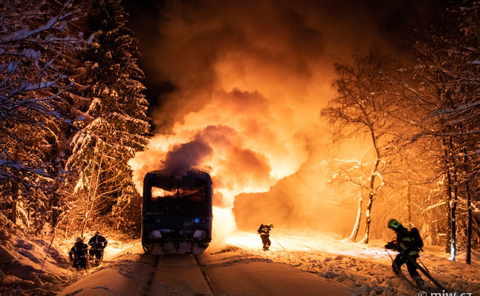 Выгорел почти весь состав. В Чехии загорелся пассажирский поезд – фоторепортаж