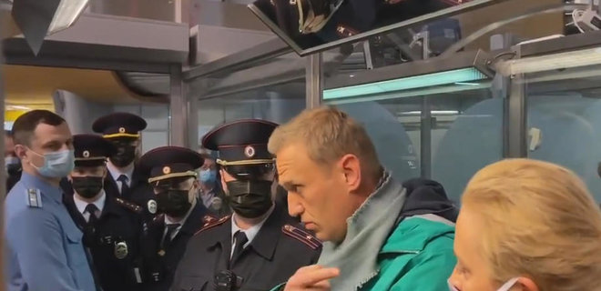 Недопуск адвоката и реакция западных стран: что известно о задержании Навального на 07:00 - Фото