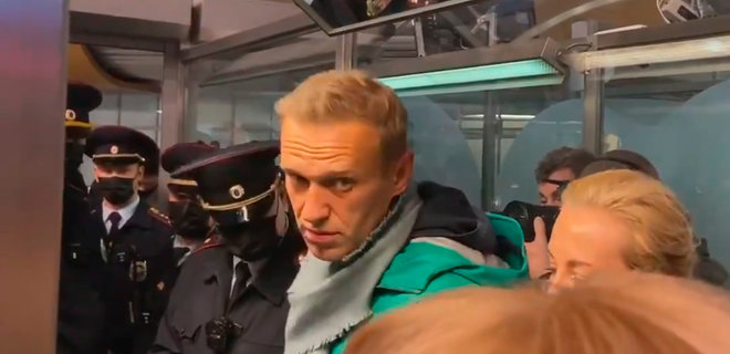 Навального арестовали на месяц. Он призвал россиян выходить на улицу: видео - Фото