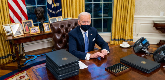 Кадр дня. Джо Байден на работе в Овальном кабинете – уже как президент США: первые указы - Фото
