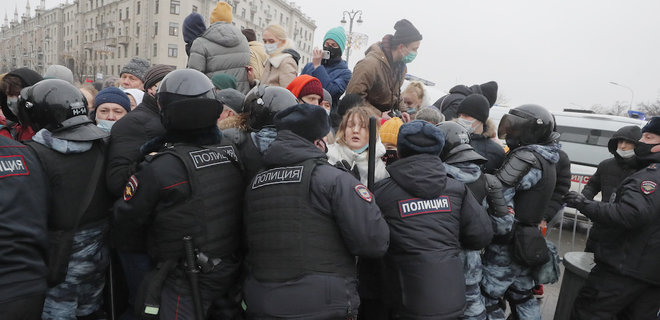 В России возобновились протесты в поддержку Навального, уже 300 задержанных: видео - Фото