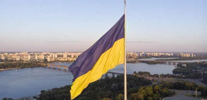 Главный флаг Украины решили приспустить из-за сильного ветра – КГГА - Фото