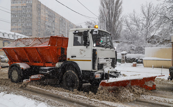 Одессу накрыло снегом: в город не пускают грузовики, на дорогах пробки – фото, видео
