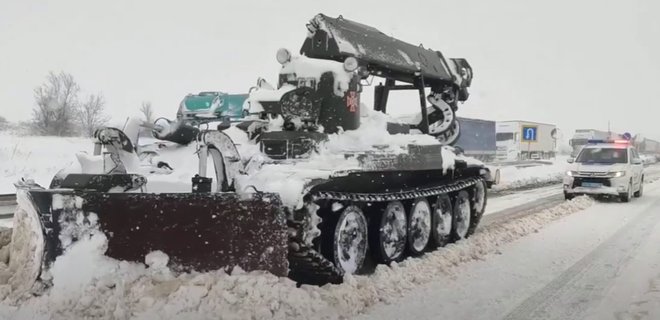 Снег. На трассе Киев-Одесса – пробка на 30 км: заблокировано 300 фур - Фото