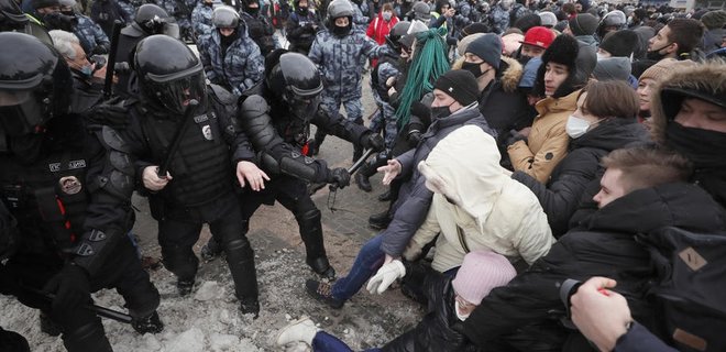 Протесты в России. Полиция применяет шокеры, избивает людей и грозит оружием: видео - Фото