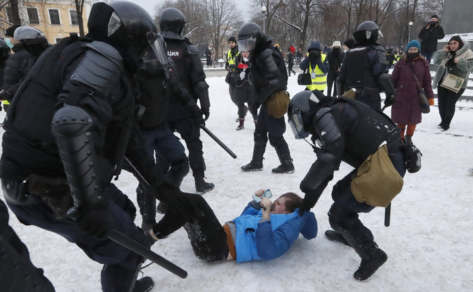 Задержания, кровь и пианист в РОВД. Как прошли протесты в РФ в эти выходные: фото, видео