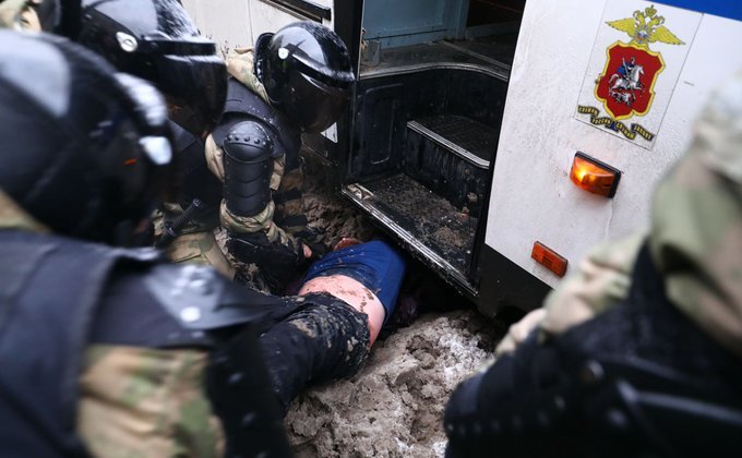 Задержания, кровь и пианист в РОВД. Как прошли протесты в РФ в эти выходные: фото, видео