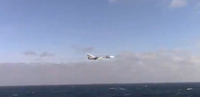 Черное море. Российский бомбардировщик пролетел на низкой высоте у эсминца США – видео - Фото