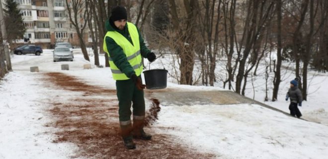 Во Львове решили бороться с гололедом в парках с помощью кофе: видео - Фото
