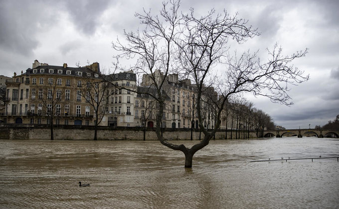 Сена вышла из берегов. Париж готовится к наводнению – фото