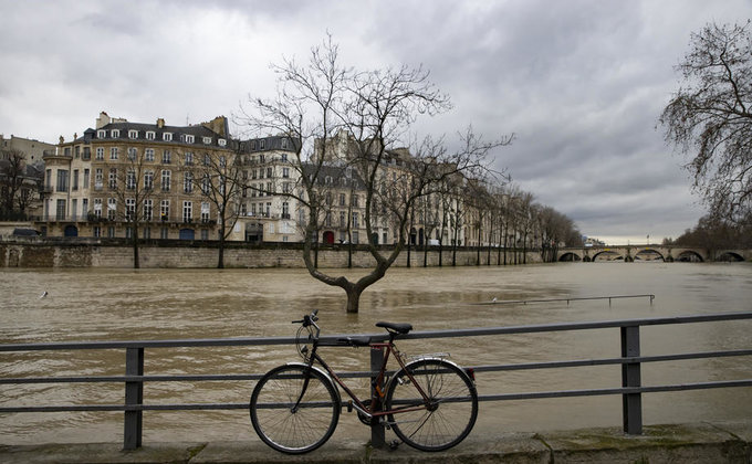 Сена вышла из берегов. Париж готовится к наводнению – фото