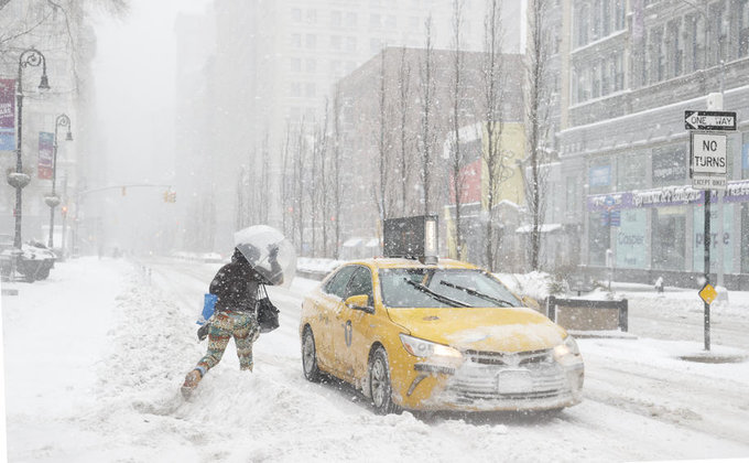 "Ситуация опасная". На США обрушился сильный снежный шторм – фоторепортаж из Нью-Йорка
