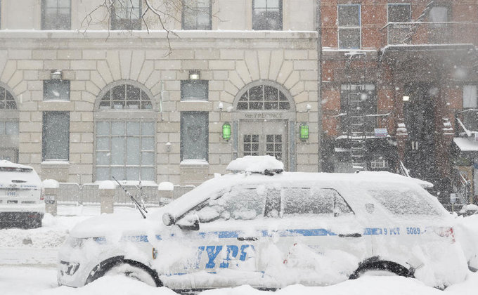 "Ситуация опасная". На США обрушился сильный снежный шторм – фоторепортаж из Нью-Йорка