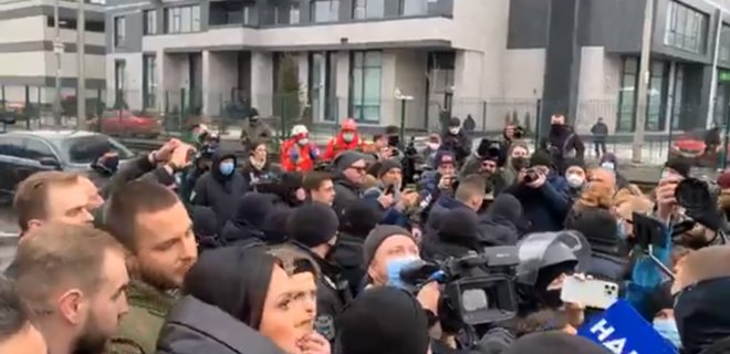 Активисты в Киеве требуют закрыть телеканал НАШ, один угрожает выпрыгнуть из окна: видео - Фото