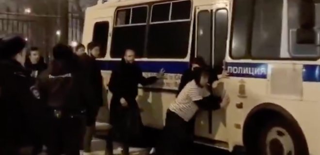 Задержанные на митингах в Москве помогли полиции и вытолкали свой автозак – видео - Фото