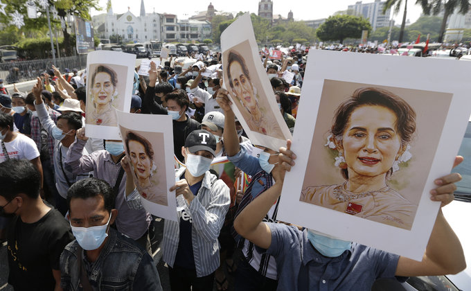 В Мьянме десятки тысяч человек вышли на протесты, хунта обещает новые выборы: фото