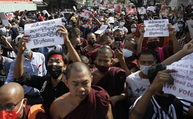 В Мьянме десятки тысяч человек вышли на протесты, хунта обещает новые выборы: фото