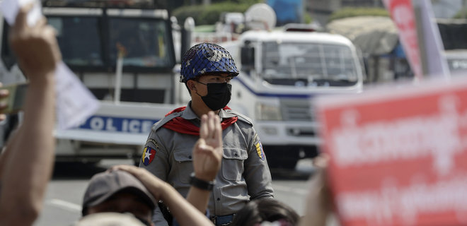 Переворот в Мьянме. Двое протестующих погибли, Facebook удалил страницу военных - Фото