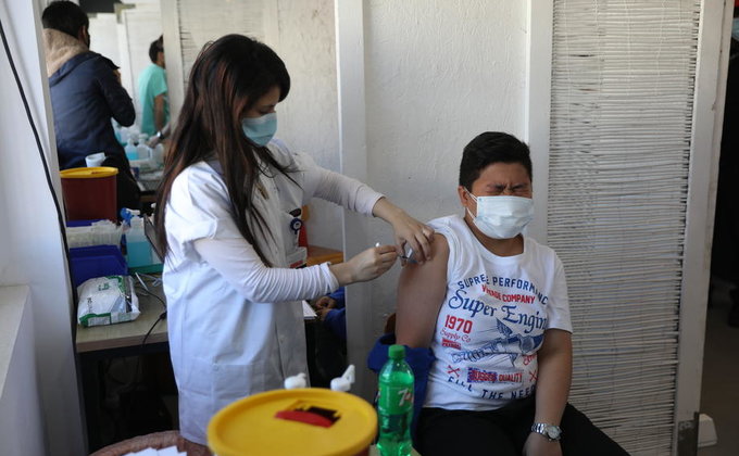 Коронавирус. В Тель-Авиве начали вакцинировать иностранцев и беженцев – фото