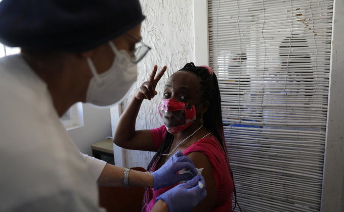Коронавирус. В Тель-Авиве начали вакцинировать иностранцев и беженцев – фото