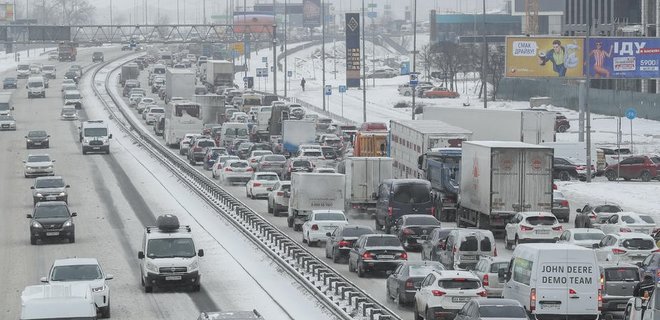 Второй день снегопадов: крупные города Украины стоят в пробках – карты - Фото