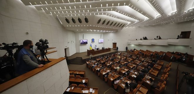 Горсовет Днепра за девять минут уволил 655 чиновников – видео - Фото