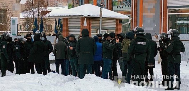 На базе организации Кивы полиция изъяла оружие и гранаты, сто человек доставлены в участок - Фото