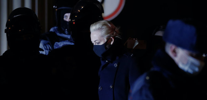 Жена Навального вылетела из России в Германию - Фото