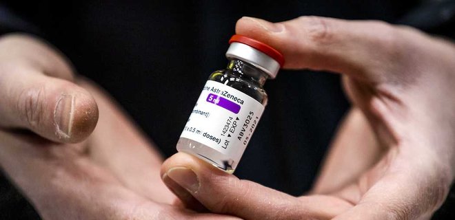 ВОЗ одобрила две версии вакцины AstraZeneca для экстренного использования - Фото