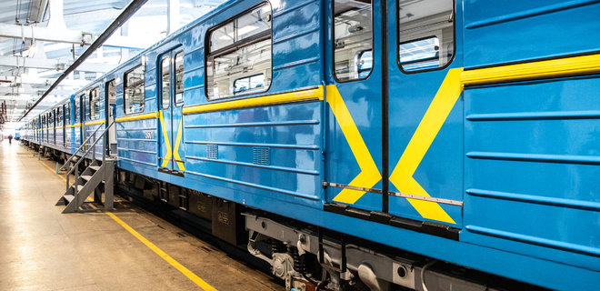 У київському метро впав на рейки пасажир. Рух на синій гілці вже відновили - Фото