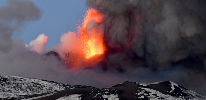 Сильная взрывная активность, лава и дым. В Италии извергается вулкан Этна: видео - Фото