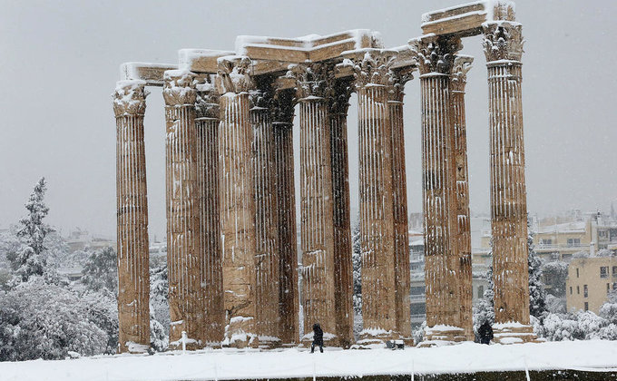 Акрополь в снегу. В Афины пришла редкая для города погода – фото