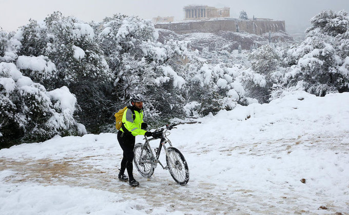 Акрополь в снегу. В Афины пришла редкая для города погода – фото