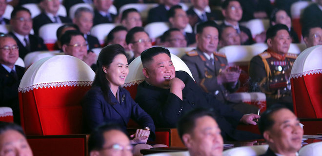 Жена Ким Чен Ына впервые за год появилась на людях и развеяла беспокойные слухи: фото - Фото