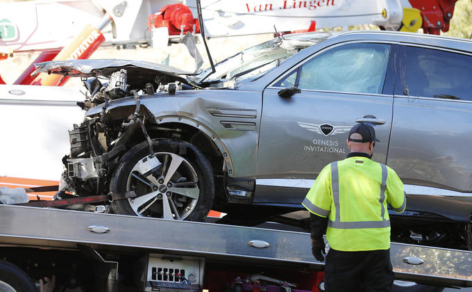 Легенда гольфа Тайгер Вудс попал в тяжелую аварию: ему срочно сделали операцию – фото авто