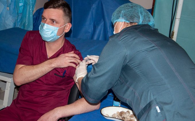 На Донбассе в районе ООС военных начали вакцинировать от COVID-19: фото