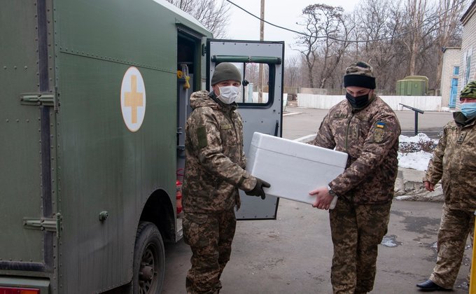 На Донбассе в районе ООС военных начали вакцинировать от COVID-19: фото